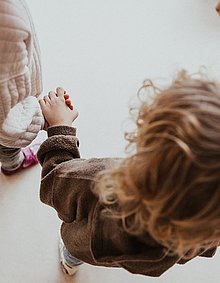 Leitbild der Katholischen Kita St. Hubertus Rennerod: "... und fühlt Euch geborgen auf Eurem Weg, den wir ein Stück gemeinsam gehen dürfen; entdeckend und achtsam durch Gottes weite, wundersame Welt..."