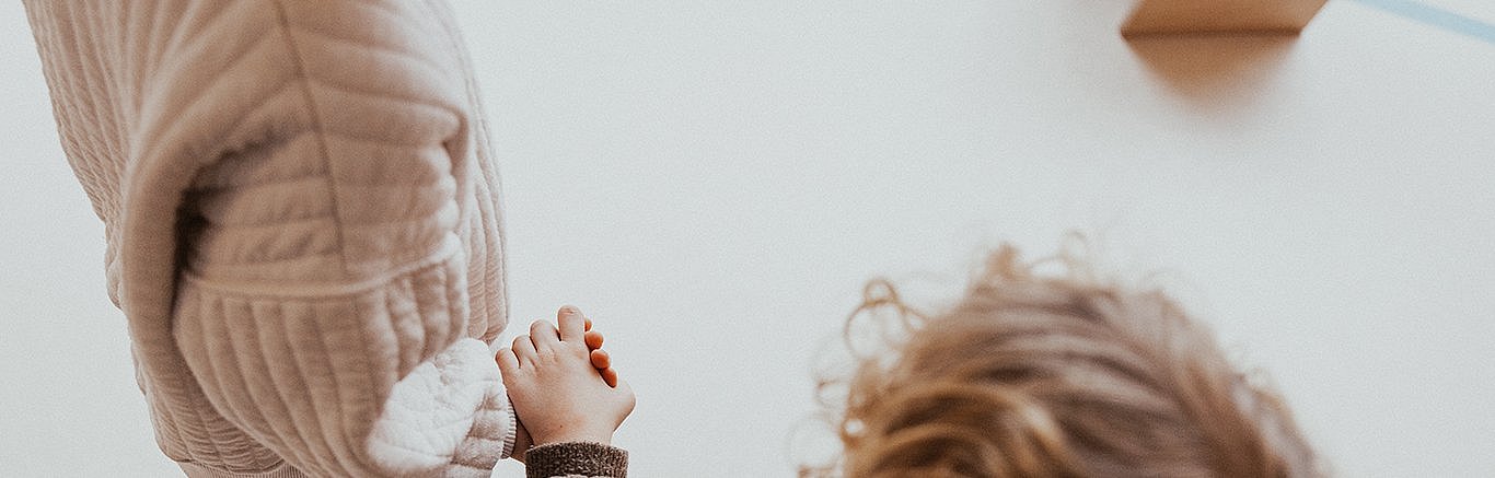 Leitbild der Katholischen Kita St. Hubertus Rennerod: "... und fühlt Euch geborgen auf Eurem Weg, den wir ein Stück gemeinsam gehen dürfen; entdeckend und achtsam durch Gottes weite, wundersame Welt..."